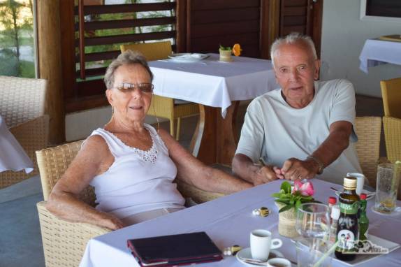 A aniversariante e o felizardo marido, pais do Rodrigo, no hotel em Fortim, no litoral do Ceará